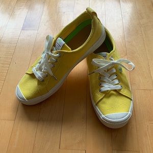 NWOT Yellow Cariuma Low Canvas Sneakers